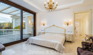 Villa clásica en venta a pocos metros de la playa y del campo de golf, en la Nueva Milla de Oro entre Marbella y Estepona 802724 