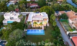 Villa clásica en venta a pocos metros de la playa y del campo de golf, en la Nueva Milla de Oro entre Marbella y Estepona 802725 