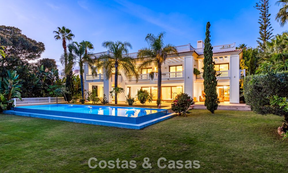 Villa clásica en venta a pocos metros de la playa y del campo de golf, en la Nueva Milla de Oro entre Marbella y Estepona 802726