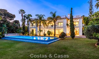 Villa clásica en venta a pocos metros de la playa y del campo de golf, en la Nueva Milla de Oro entre Marbella y Estepona 802726 