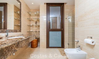 Villa clásica en venta a pocos metros de la playa y del campo de golf, en la Nueva Milla de Oro entre Marbella y Estepona 802727 
