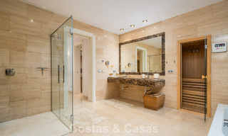 Villa clásica en venta a pocos metros de la playa y del campo de golf, en la Nueva Milla de Oro entre Marbella y Estepona 802728 