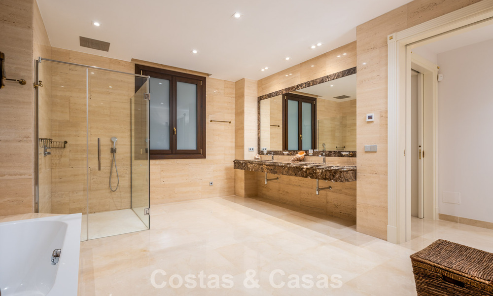 Villa clásica en venta a pocos metros de la playa y del campo de golf, en la Nueva Milla de Oro entre Marbella y Estepona 802729