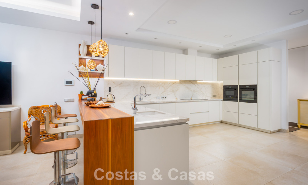 Villa clásica en venta a pocos metros de la playa y del campo de golf, en la Nueva Milla de Oro entre Marbella y Estepona 802731