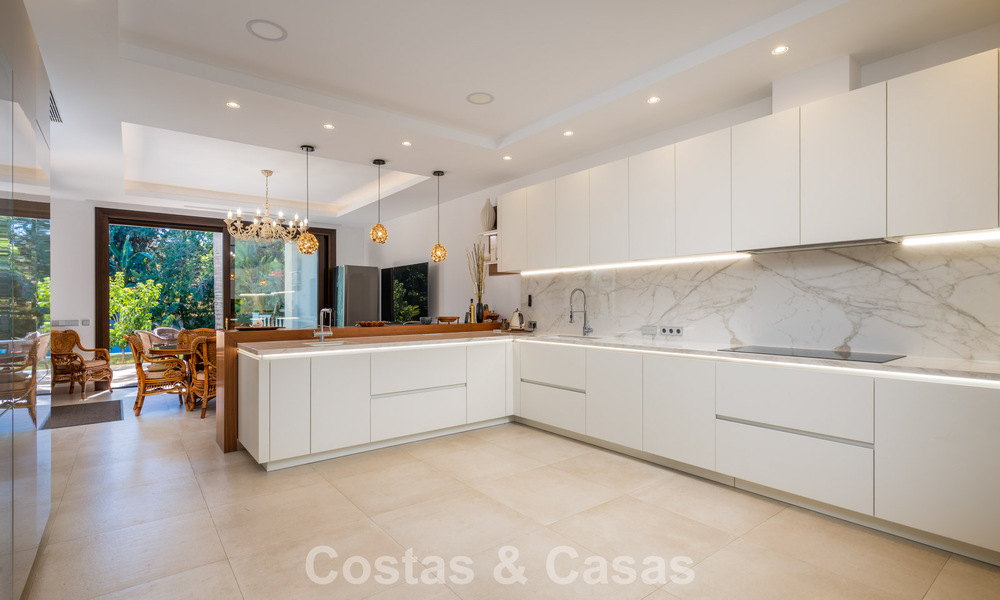 Villa clásica en venta a pocos metros de la playa y del campo de golf, en la Nueva Milla de Oro entre Marbella y Estepona 802732