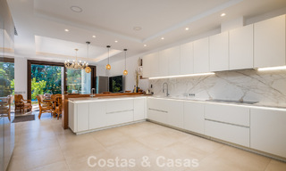 Villa clásica en venta a pocos metros de la playa y del campo de golf, en la Nueva Milla de Oro entre Marbella y Estepona 802732 