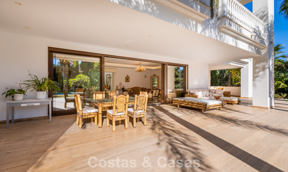 Villa clásica en venta a pocos metros de la playa y del campo de golf, en la Nueva Milla de Oro entre Marbella y Estepona 802734