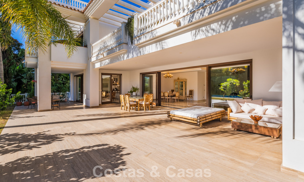 Villa clásica en venta a pocos metros de la playa y del campo de golf, en la Nueva Milla de Oro entre Marbella y Estepona 802735