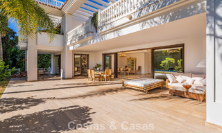 Villa clásica en venta a pocos metros de la playa y del campo de golf, en la Nueva Milla de Oro entre Marbella y Estepona 802735 