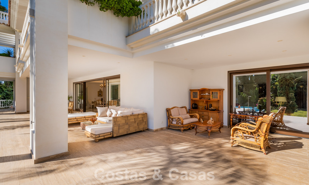 Villa clásica en venta a pocos metros de la playa y del campo de golf, en la Nueva Milla de Oro entre Marbella y Estepona 802736