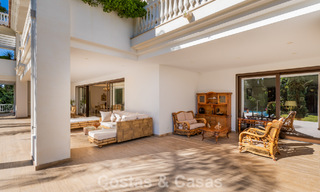 Villa clásica en venta a pocos metros de la playa y del campo de golf, en la Nueva Milla de Oro entre Marbella y Estepona 802736 
