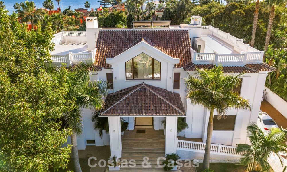 Villa clásica en venta a pocos metros de la playa y del campo de golf, en la Nueva Milla de Oro entre Marbella y Estepona 802737