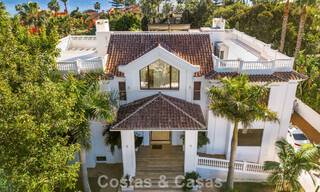 Villa clásica en venta a pocos metros de la playa y del campo de golf, en la Nueva Milla de Oro entre Marbella y Estepona 802737 