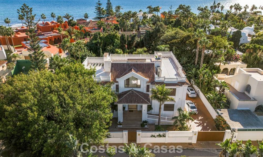 Villa clásica en venta a pocos metros de la playa y del campo de golf, en la Nueva Milla de Oro entre Marbella y Estepona 802738