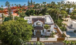 Villa clásica en venta a pocos metros de la playa y del campo de golf, en la Nueva Milla de Oro entre Marbella y Estepona 802738 