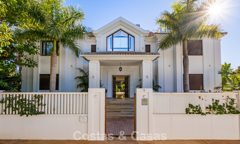 Villa clásica en venta a pocos metros de la playa y del campo de golf, en la Nueva Milla de Oro entre Marbella y Estepona 802739