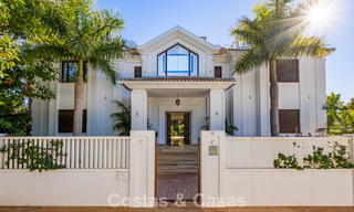 Villa clásica en venta a pocos metros de la playa y del campo de golf, en la Nueva Milla de Oro entre Marbella y Estepona 802739 