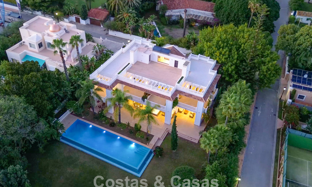 Villa clásica en venta a pocos metros de la playa y del campo de golf, en la Nueva Milla de Oro entre Marbella y Estepona 802740