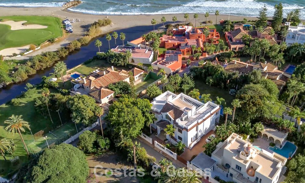 Villa clásica en venta a pocos metros de la playa y del campo de golf, en la Nueva Milla de Oro entre Marbella y Estepona 802741