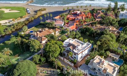 Villa clásica en venta a pocos metros de la playa y del campo de golf, en la Nueva Milla de Oro entre Marbella y Estepona 802741