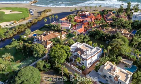 Villa clásica en venta a pocos metros de la playa y del campo de golf, en la Nueva Milla de Oro entre Marbella y Estepona 802741