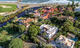Villa clásica en venta a pocos metros de la playa y del campo de golf, en la Nueva Milla de Oro entre Marbella y Estepona 802741 