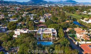 Villa clásica en venta a pocos metros de la playa y del campo de golf, en la Nueva Milla de Oro entre Marbella y Estepona 802742 