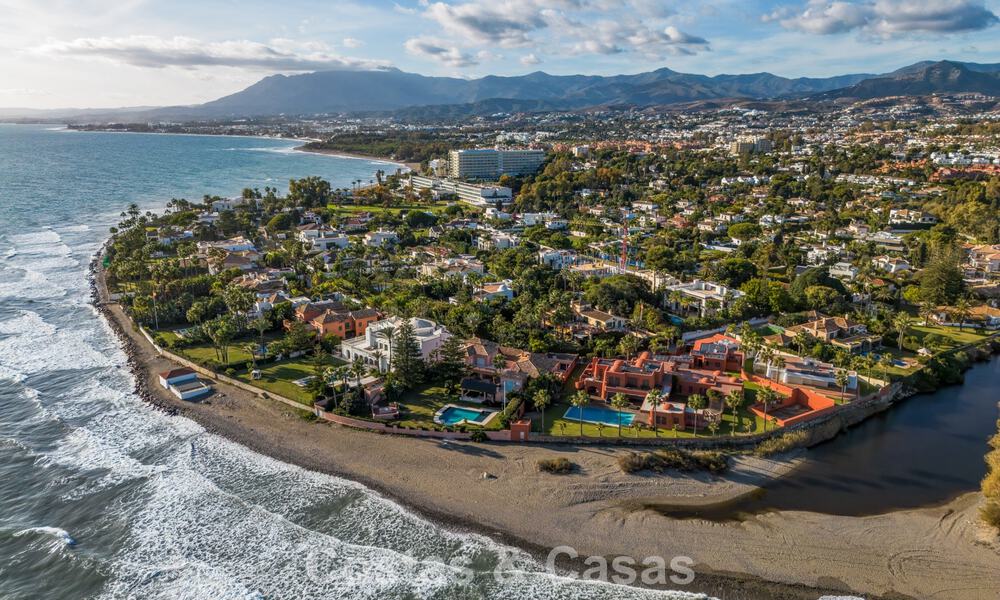 Villa clásica en venta a pocos metros de la playa y del campo de golf, en la Nueva Milla de Oro entre Marbella y Estepona 802743