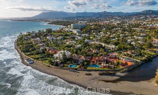 Villa clásica en venta a pocos metros de la playa y del campo de golf, en la Nueva Milla de Oro entre Marbella y Estepona 802743 
