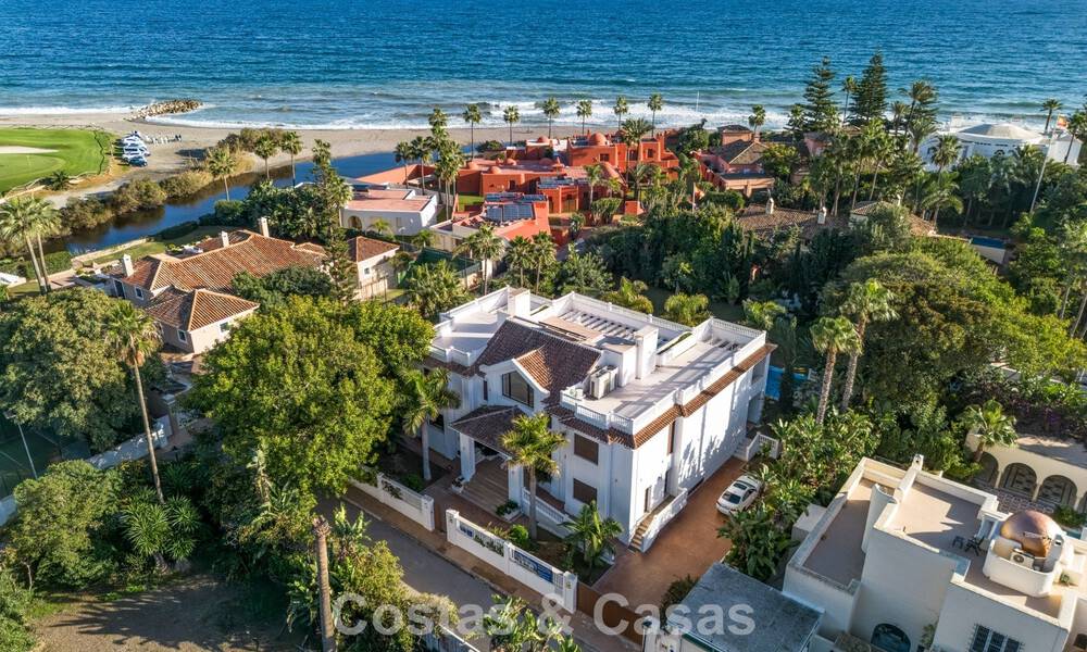 Villa clásica en venta a pocos metros de la playa y del campo de golf, en la Nueva Milla de Oro entre Marbella y Estepona 802744