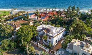 Villa clásica en venta a pocos metros de la playa y del campo de golf, en la Nueva Milla de Oro entre Marbella y Estepona 802744 