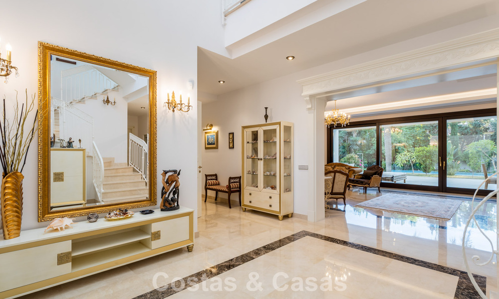 Villa clásica en venta a pocos metros de la playa y del campo de golf, en la Nueva Milla de Oro entre Marbella y Estepona 802745