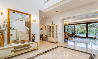 Villa clásica en venta a pocos metros de la playa y del campo de golf, en la Nueva Milla de Oro entre Marbella y Estepona 802745 