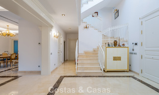 Villa clásica en venta a pocos metros de la playa y del campo de golf, en la Nueva Milla de Oro entre Marbella y Estepona 802746 