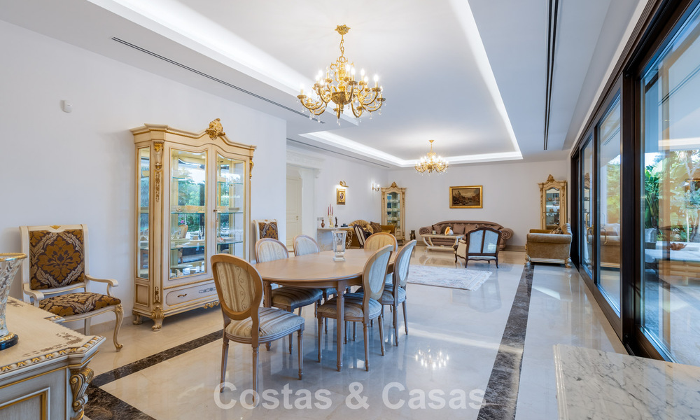 Villa clásica en venta a pocos metros de la playa y del campo de golf, en la Nueva Milla de Oro entre Marbella y Estepona 802747