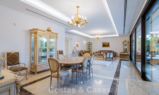 Villa clásica en venta a pocos metros de la playa y del campo de golf, en la Nueva Milla de Oro entre Marbella y Estepona 802747 