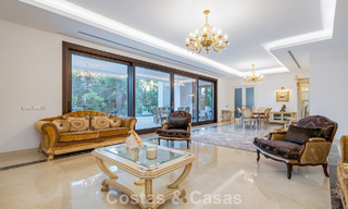 Villa clásica en venta a pocos metros de la playa y del campo de golf, en la Nueva Milla de Oro entre Marbella y Estepona 802748 