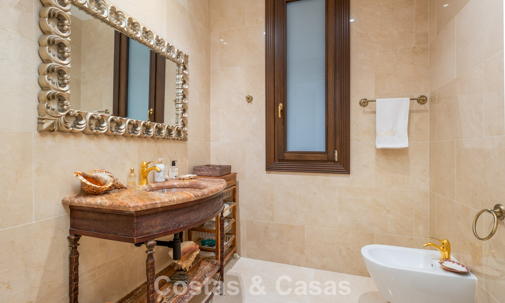 Villa clásica en venta a pocos metros de la playa y del campo de golf, en la Nueva Milla de Oro entre Marbella y Estepona 802749