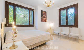 Villa clásica en venta a pocos metros de la playa y del campo de golf, en la Nueva Milla de Oro entre Marbella y Estepona 802750 