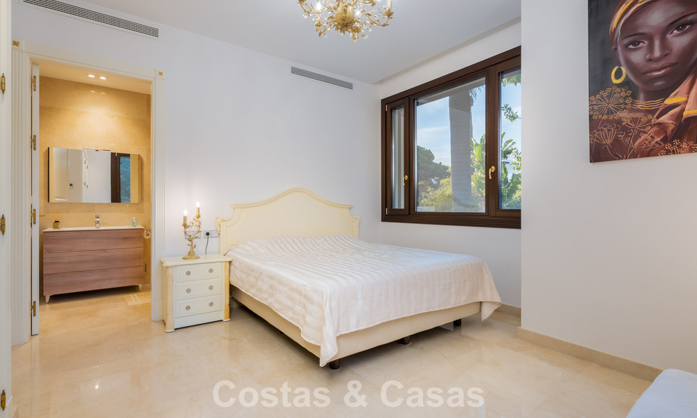 Villa clásica en venta a pocos metros de la playa y del campo de golf, en la Nueva Milla de Oro entre Marbella y Estepona 802751