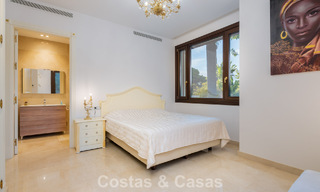 Villa clásica en venta a pocos metros de la playa y del campo de golf, en la Nueva Milla de Oro entre Marbella y Estepona 802751 