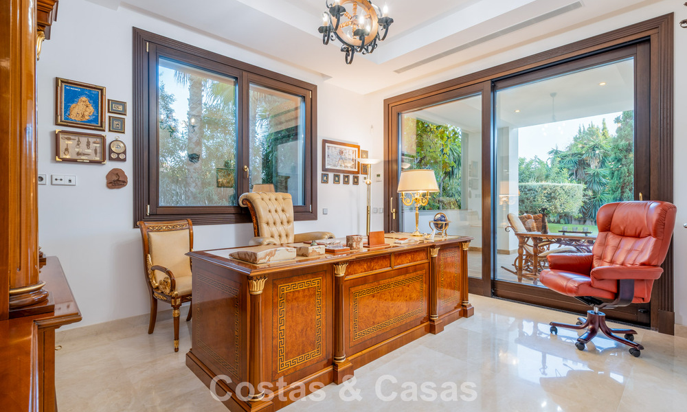 Villa clásica en venta a pocos metros de la playa y del campo de golf, en la Nueva Milla de Oro entre Marbella y Estepona 802752