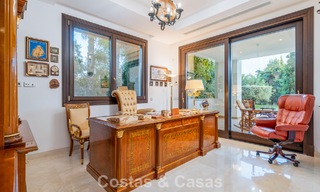 Villa clásica en venta a pocos metros de la playa y del campo de golf, en la Nueva Milla de Oro entre Marbella y Estepona 802752 