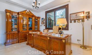 Villa clásica en venta a pocos metros de la playa y del campo de golf, en la Nueva Milla de Oro entre Marbella y Estepona 802753 