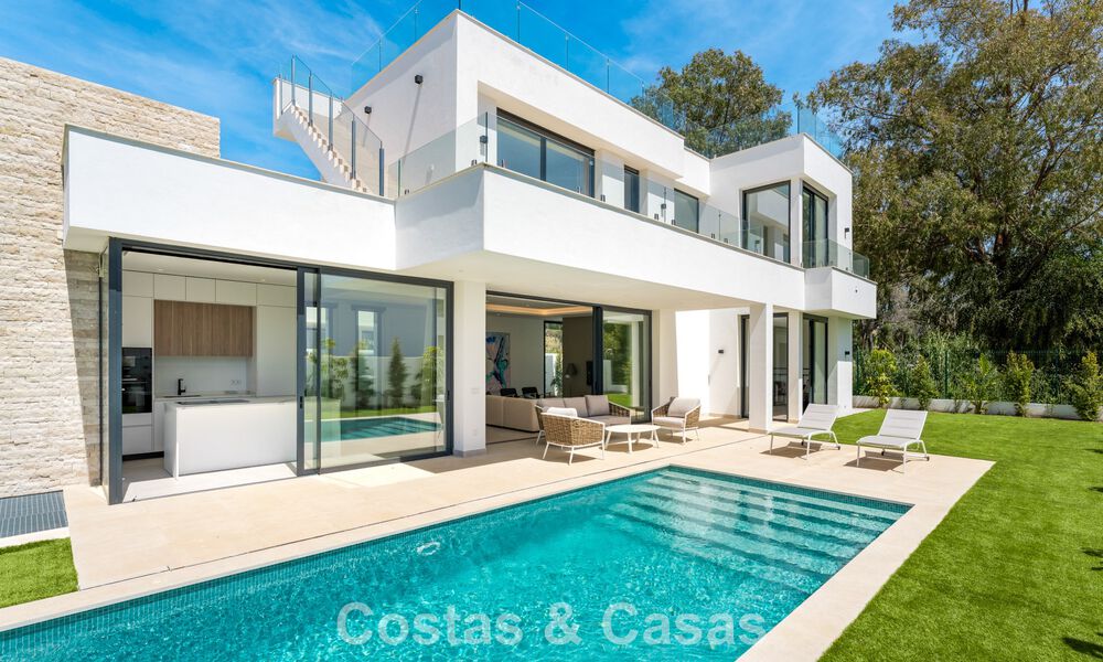 Villa moderna de diseño de lujo con piscina privada en venta junto a la Nueva Milla de Oro, cerca de San Pedro - Marbella 802795