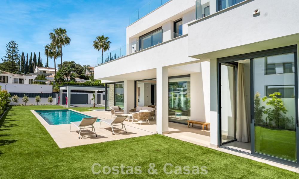 Villa moderna de diseño de lujo con piscina privada en venta junto a la Nueva Milla de Oro, cerca de San Pedro - Marbella 802796