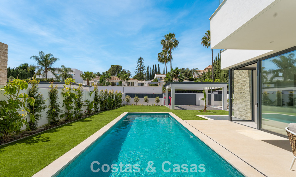 Villa moderna de diseño de lujo con piscina privada en venta junto a la Nueva Milla de Oro, cerca de San Pedro - Marbella 802797