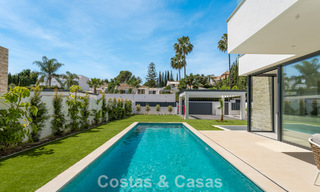 Villa moderna de diseño de lujo con piscina privada en venta junto a la Nueva Milla de Oro, cerca de San Pedro - Marbella 802797 