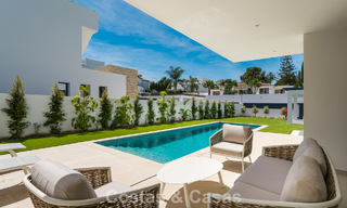 Villa moderna de diseño de lujo con piscina privada en venta junto a la Nueva Milla de Oro, cerca de San Pedro - Marbella 802799 