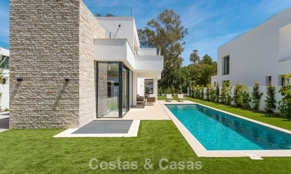 Villa moderna de diseño de lujo con piscina privada en venta junto a la Nueva Milla de Oro, cerca de San Pedro - Marbella 802802